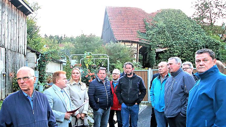 Die Lippelsgasse in Poppenlauer nahm der Maßbacher Marktgemeinderat in Augenschein. Im hinteren Teil kauft die Gemeinde eine größere Fläche, auf der bis zu drei Bauplätze entstehen können. Die baufällige Scheune im Hintergrund muss weichen. Foto: Dieter Britz