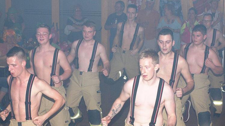 Die junge Feuerwehrtruppe brillierte mit einer rasanten athletischen und akrobatischen Aufführung.