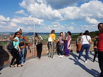 Ein traumhafter Rundblick vom Turm des Schlloss Saaleck diente den Offizieren aus 30 Ländern von allen fünf Kontinenten, die derzeit einen Lehrgang im Lager besuchen, zur Orientierung und animierte zu unzähligen Fotos.Elisabeth Assmann