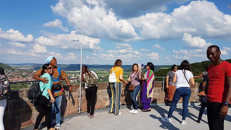 Ein traumhafter Rundblick vom Turm des Schlloss Saaleck diente den Offizieren aus 30 Ländern von allen fünf Kontinenten, die derzeit einen Lehrgang im Lager besuchen, zur Orientierung und animierte zu unzähligen Fotos.Elisabeth Assmann