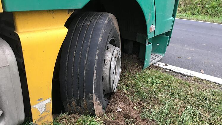 Zwischen Euerdorf und Sulzthal hat am Montagvormittag ein Lkw-Fahrer seinen Laster im Feld neben der Straße festgefahren. Foto: Ralf Ruppert