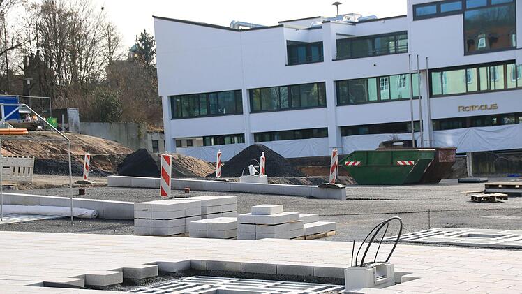 Baustelle Marktplatz Neustadt: Wenn alles planmäßig läuft, soll die Umgestaltung im September abgeschlossen werden.Foto: Jochen BErger