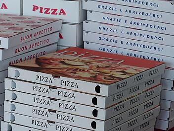 Landkreis Kitzingen: Pizza-Lieferant rast durch Innenstadt - und überholt Polizei