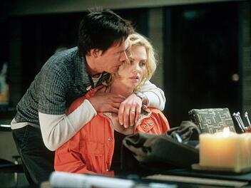 Machtspiele: Kidnapper Joe Hickey (Kevin Bacon) hat an der Arztgattin Karen (Charlize Theron) Gefallen gefunden.
