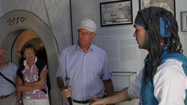 Auch der eine oder andere Besucher darf unter Aufsicht an die Waffen.