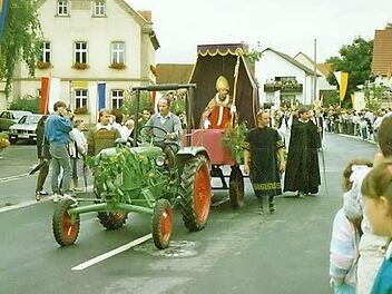 Festwagen zur Stiftung der Pfarrei 1046: Fred Marschall schlüpfte in die Rolle des Bischofs Suidger. Foto: Archiv Then
