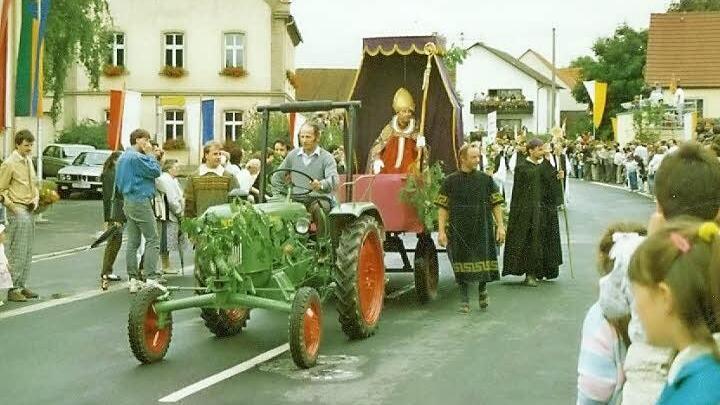 Festwagen zur Stiftung der Pfarrei 1046: Fred Marschall schlüpfte in die Rolle des Bischofs Suidger. Foto: Archiv Then