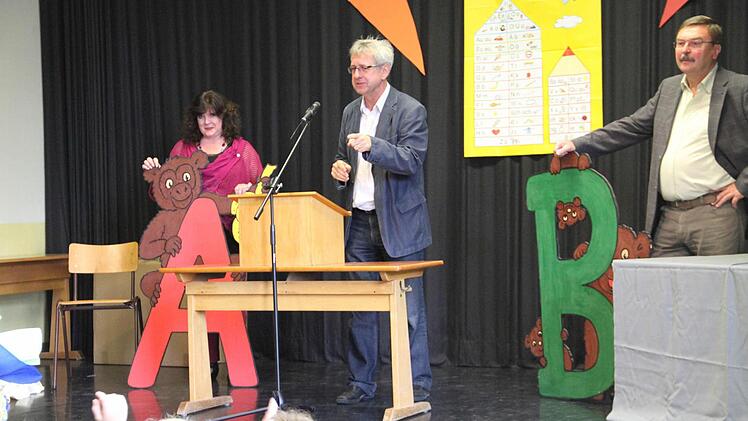 Schulleiter Reinhard Gick-Prandell stellt die beiden Lehrkräfte Angelika Peichl (li.) und Reinhold Mahr (re.) vor.