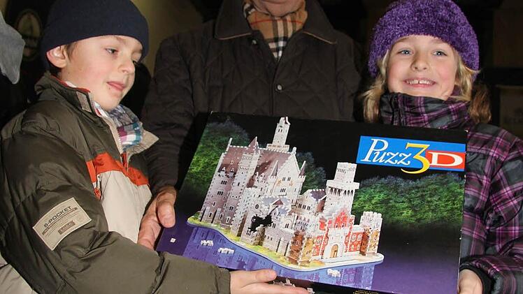 Laura (10) und Lars Förster (8) haben mit ihrem Opa ein Puzzle gekauft: Aus 1000 Teilen muss das Schloss Neuschwanstein zusammengesetzt werden - und dann noch in 3 D.
