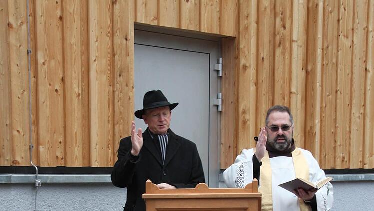 Pfarrer Jürgen Rix und sein katholischer Amtsbruder Pater Kosma Rejmer (rechts) stellen den Hochbehälter unter den Schutz Gottes. Foto: Stephan Stöckel