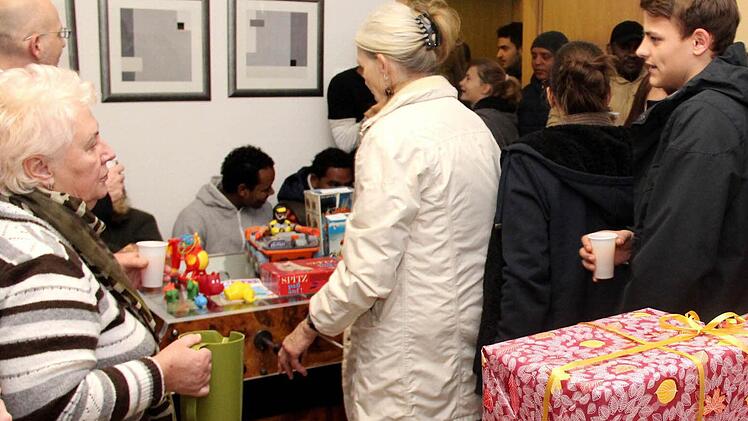 Gnaz schönes Gedränge herrschte bei der Spendenübergabe.