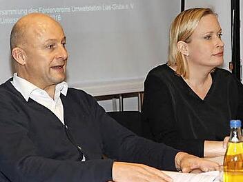 Vorsitzender Claus Schwarzmann und stellvertretende Geschäftsführerin Nicole Hofmann präsentieren bei der Mitgliederversammlung die Daten des abgelaufenen Geschäftsjahres.  Foto: erl