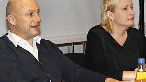 Vorsitzender Claus Schwarzmann und stellvertretende Geschäftsführerin Nicole Hofmann präsentieren bei der Mitgliederversammlung die Daten des abgelaufenen Geschäftsjahres.  Foto: erl