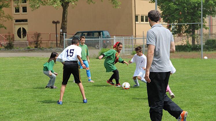 Die Schülermitverantwortung des Hammelburger Frobenius-Gymnasiums veranstaltete ein Turnier, bei dem Schüler mit Asylbewerberkindern Fußball spielten. Foto: Wiesner