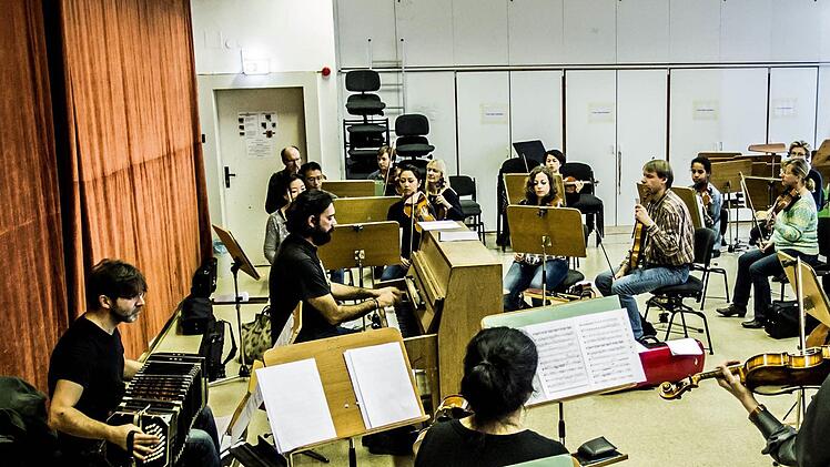 Proben-Impressionen: Das Philharmonische Orchester bereitet sich auf das Tango-Konzert am Samstag im Landestheater Coburg vor.Foto: Jochen Berger