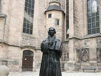 Eine Lutherfigur des Künstlers Ottmar Hörl vor St. Moriz. Dieses Foto entstand 2012, als die Stadt beschloss, sich als Lutherstätte um die Aufnahme ins Weltkulturerbe zu bemühen. Ob das klappt, entscheidet sich ebenfalls in diesem Sommer. Foto: Simone Bastian