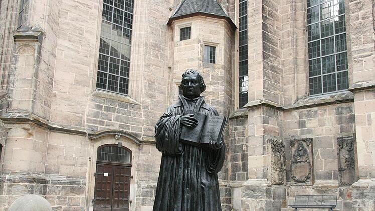 Eine Lutherfigur des Künstlers Ottmar Hörl vor St. Moriz. Dieses Foto entstand 2012, als die Stadt beschloss, sich als Lutherstätte um die Aufnahme ins Weltkulturerbe zu bemühen. Ob das klappt, entscheidet sich ebenfalls in diesem Sommer. Foto: Simone Bastian