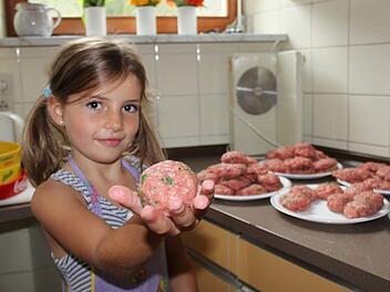 Auch das  Kochen ist wieder im Ferienprogramm dabei. Wer lieber mehr Bewegung will, könnte zum Beispiel beim Fußballcamp richtig sein. Foto: Ulrike Müller/Archiv