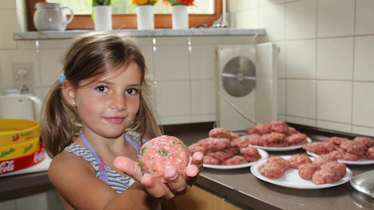 Auch das  Kochen ist wieder im Ferienprogramm dabei. Wer lieber mehr Bewegung will, könnte zum Beispiel beim Fußballcamp richtig sein. Foto: Ulrike Müller/Archiv