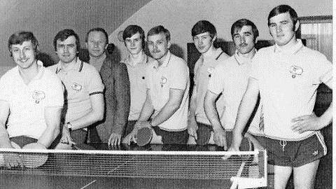 Die Meistermannschaft schaffte 1978 den Aufstieg in die Kreisliga II (von links): Josef Beez, Josef Rebhan, Vorsitzender Rudi Haderlein, Peter Zipfel, Gottfried Kestel, Rüdiger Butz, Edwin Löffler, Ludwig Löffler.  Fotos/Repro: K.- H. Hofmann