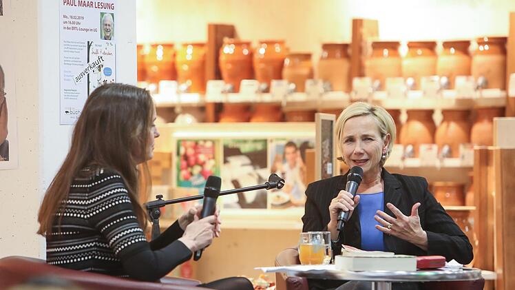 Tanja Kinkel (links) und Amelie Fried bei der Lesung  Foto: Barbara Herbst