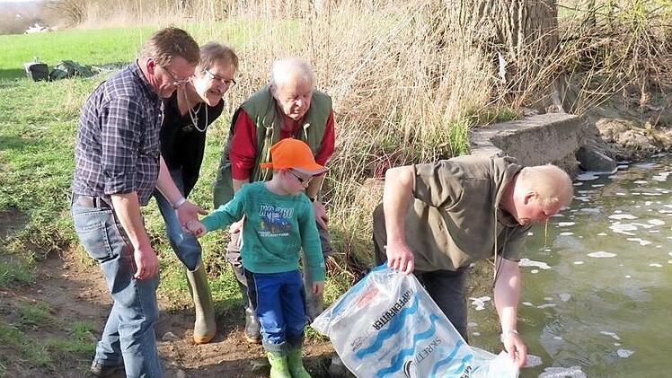 Die H&ouml;chstadter Fischer setzten 246 Barben ein. Foto: Elfriede Hagen