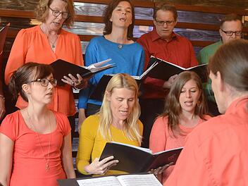 Die Garitzer Gesangsformation "Intakt" zeigte bei einem Konzert im Casino Luitpolds die   Bandbreite ihres Könnens. Foto: Rudolf Dotzauer