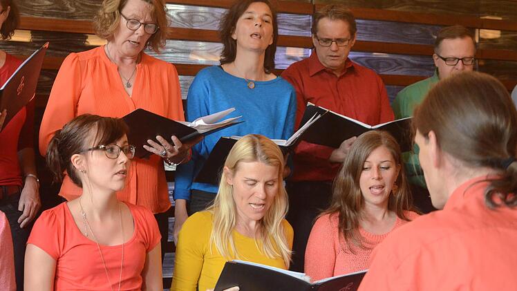 Die Garitzer Gesangsformation "Intakt" zeigte bei einem Konzert im Casino Luitpolds die   Bandbreite ihres Könnens. Foto: Rudolf Dotzauer