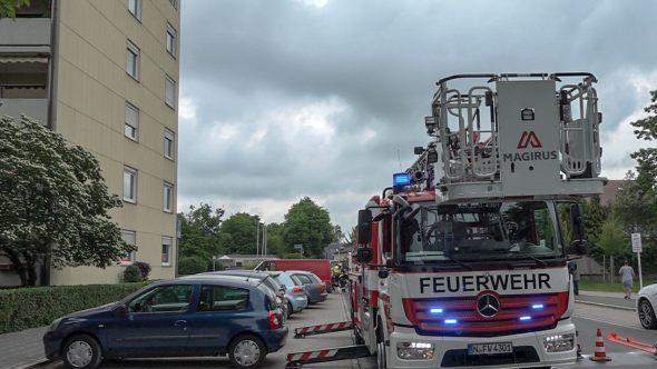 Brand in Nürnberg: Einsatzkräfte der Feuerwehr und Polizei rückten am Dienstagmorgen zu einem Einsatz in der Herriedener Straße aus. Foto: NEWS5 / Friedrich