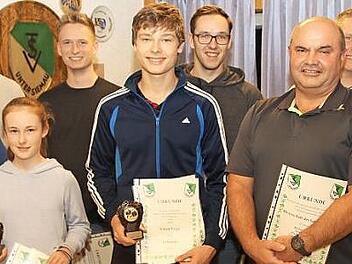 Lisa Cogan (Dritte von links), Sportlerin des Jahres im TSV Untersiemau, und Simon Voigt (Fünfter von links), Sportler des Jahres im TSV Untersiemau, im Kreise der 1. Tischtennis-Herrenmannschaft, die zur Mannschaft des Jahres ernannt wurde.  Fotos: Michael Stelzner