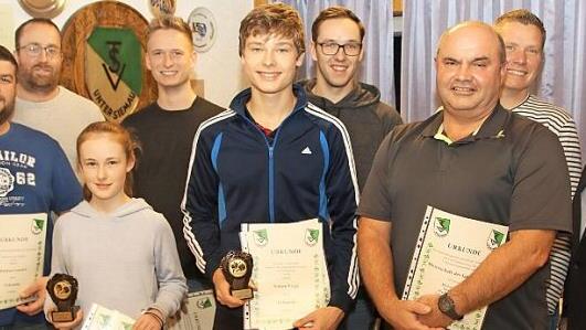 Lisa Cogan (Dritte von links), Sportlerin des Jahres im TSV Untersiemau, und Simon Voigt (Fünfter von links), Sportler des Jahres im TSV Untersiemau, im Kreise der 1. Tischtennis-Herrenmannschaft, die zur Mannschaft des Jahres ernannt wurde.  Fotos: Michael Stelzner