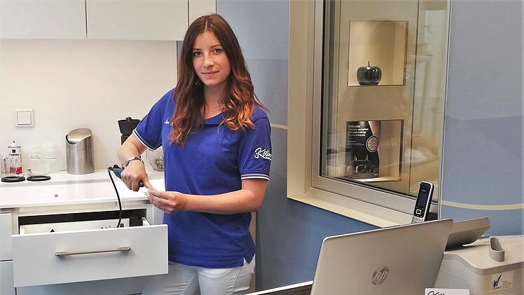 Lea Köllmer bei der Arbeit an einem Hörgerät Foto: Sigismund von Dobschütz