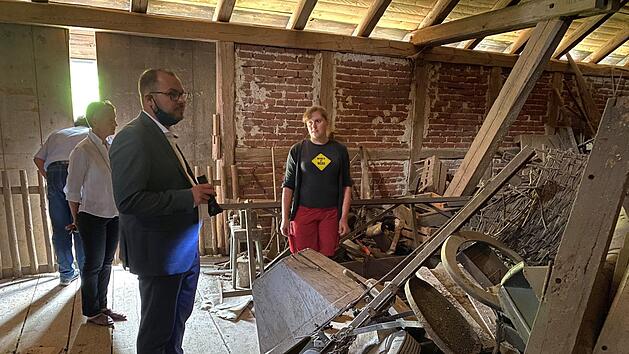 Sebastian Sonnauer (Geschäftsführer Zweckverband "Museen im Coburger Land", im Hintergrund), Museumsleiterin Dr. Chris Loos, Landrat Sebastian Straubel und Johanna Fendl (von links) schauen sich bei einem Rundgang im Depot in Ahorn um. Foto: Landratsamt Coburg