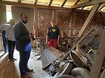 Sebastian Sonnauer (Geschäftsführer Zweckverband "Museen im Coburger Land", im Hintergrund), Museumsleiterin Dr. Chris Loos, Landrat Sebastian Straubel und Johanna Fendl (von links) schauen sich bei einem Rundgang im Depot in Ahorn um. Foto: Landratsamt Coburg