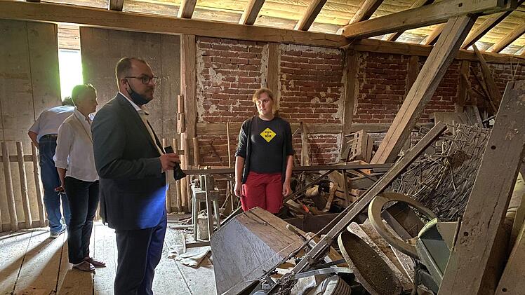 Sebastian Sonnauer (Geschäftsführer Zweckverband "Museen im Coburger Land", im Hintergrund), Museumsleiterin Dr. Chris Loos, Landrat Sebastian Straubel und Johanna Fendl (von links) schauen sich bei einem Rundgang im Depot in Ahorn um. Foto: Landratsamt Coburg