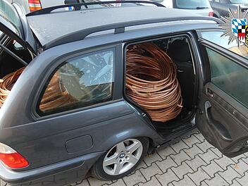 A73 bei Erlangen: "Tiefergelegt durch Diebesgut" - Polizei stoppt BMW auf Autobahn und stellt eine Tonne Diebesgut fest