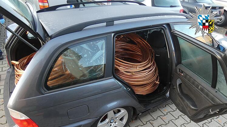 A73 bei Erlangen: "Tiefergelegt durch Diebesgut" - Polizei stoppt BMW auf Autobahn und stellt eine Tonne Diebesgut fest