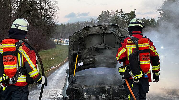 Auf der B2, Heroldsberg in Fahrtrichtung N&uuml;rnberg, wurden die Autoinsassen von einem Brand &uuml;berrascht.