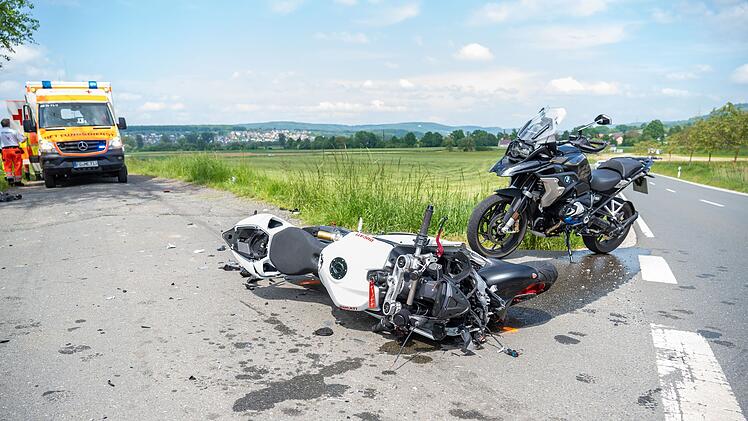 Zusammensto&szlig; im Kreuzungsbereich: Auto &uuml;bersieht Motorradfahrer