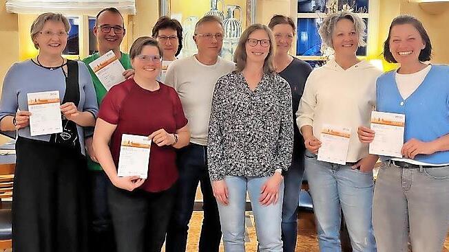 Sie bekamen bei einem gemütlichen Beisammensein Urkunden für das Deutsche Sportabzeichen überreicht (von links): Petra Kompst, Christoph Huser, Ines Böhmchen, Dagmar Süppel, Dieter Oschinger (14. Teilnahme), Christine Murmann, Ruth Schneider, Astr...