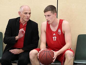 Wolfgang Heyder, hier im Gespr&auml;ch mit Talent Andreas Obst, wird k&uuml;nftig das Nachwuchsprogramm bei den Brose Baskets koordinieren Foto: sportpress