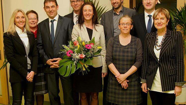 Glückwünsche zur Ernennung von Rektor Raimund Willert überbrachten (von links) Schulrätin Claudia Schmitt, Sekretärin Elfriede Schönauer, Rektor Raimund Willert, Konrektor Waldemar Baumann, Diana Willert, Personalratsvorsitzender Matthias Weinberger, Elternbeiratsvorsitzende Doris Schramm, Bürgermeister und stv. Landrat Michael Ziegler sowie Schulamtsdirektorin Ulrike Brech. Foto: Günther Geiling