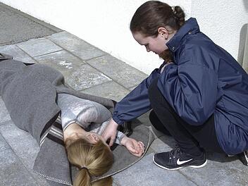 Stabile Seitenlage und eine wärmende Decke sind Grundlage in der Erst-Hilfe-Versorgung von Verletzten. Das wissen die jungen Rotkreuzler. Foto: Winfried Ehling