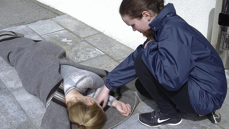Stabile Seitenlage und eine wärmende Decke sind Grundlage in der Erst-Hilfe-Versorgung von Verletzten. Das wissen die jungen Rotkreuzler. Foto: Winfried Ehling