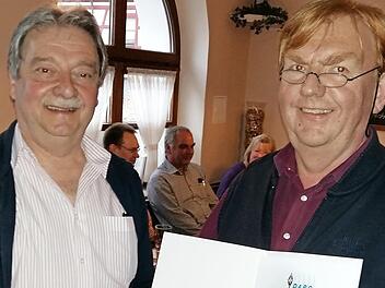 Von rechts: Vorsitzender Ottmar Beierl (DC4RB) beglückwünscht Hans Reif (DB5NF) für 40 Jahre Zugehörigkeit zum DARC und überreicht ihm die Urkunde und Ehrennadel.  Fotos: Weigl