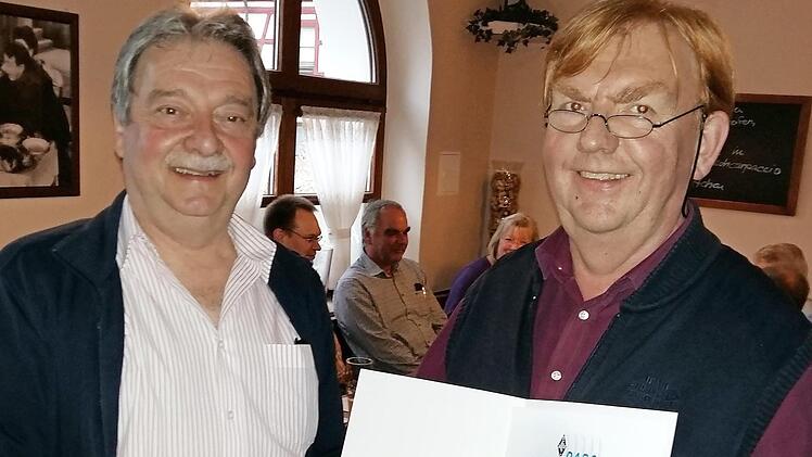 Von rechts: Vorsitzender Ottmar Beierl (DC4RB) beglückwünscht Hans Reif (DB5NF) für 40 Jahre Zugehörigkeit zum DARC und überreicht ihm die Urkunde und Ehrennadel.  Fotos: Weigl