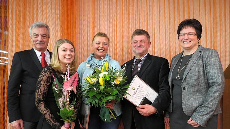 Bürgermeisterin Patricia Schießer (rechts) zeichnete beim Neujahrsempfang (von links) Rolf Lauer, Anika Ferdin, Edeltraud und Winfried Brand aus. Doris Bauer