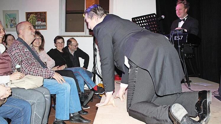 Wenn sich André von Streckenbach beim Flirten ins Zeug legt, bleibt im Publikum kein Auge trocken. Foto: Markus Häggberg