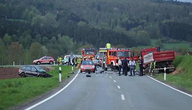 Frontalcrash mit Lkw in Oberfranken - 34-jähriger Autofahrer stirbt
