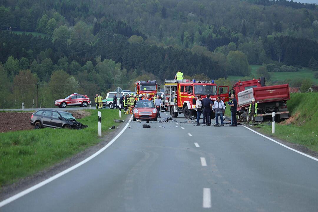 Frontalcrash mit Lkw in Oberfranken - 34-jähriger Autofahrer stirbt